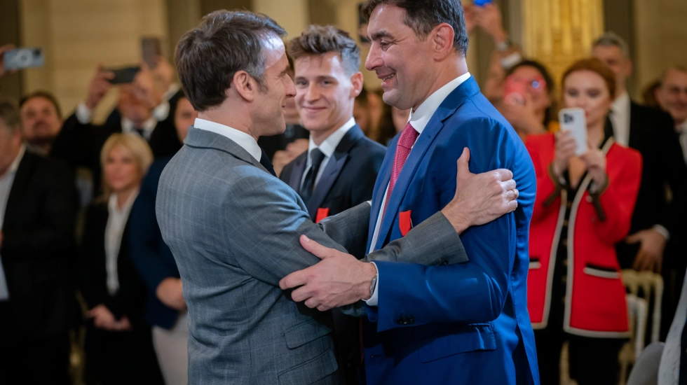 Stéphane Nomis, décoré de la Légion d'honneur par Emmanuel Macron
